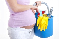 Phụ nữ mang thai nên tránh tiếp xúc hóa chất trong 3 tháng đầu