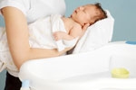 Những lưu ý quan trọng khi tắm cho trẻ sơ sinh