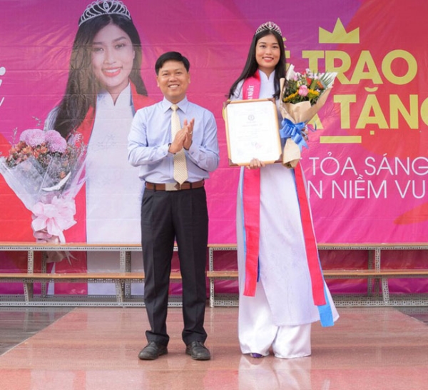 Hành trình gian nan giảm 20kg của gương mặt Nữ sinh áo dài Việt 2018