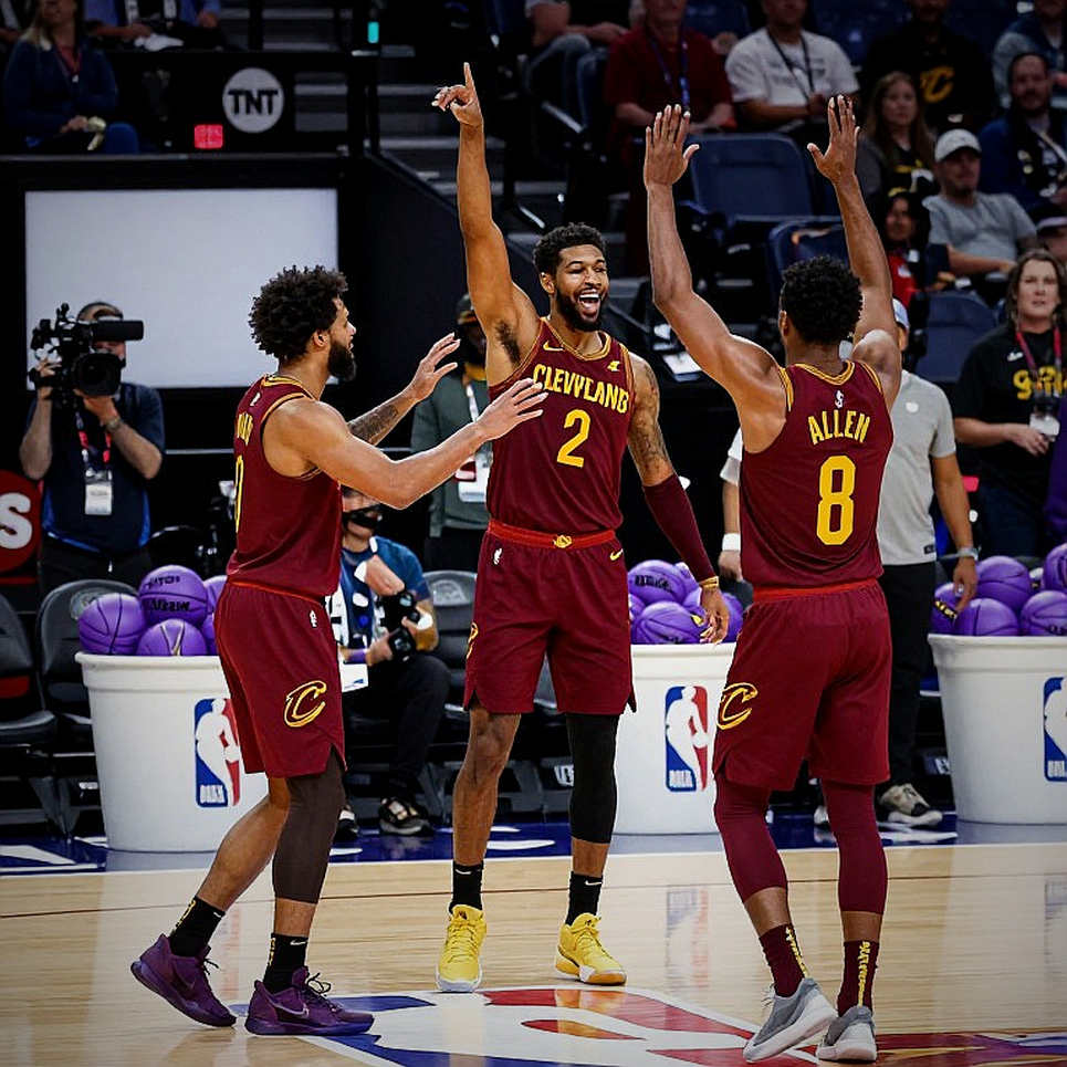 Mike James rời sân bằng cáng tại Belgrade: Anadolu Efes thua 72-77 và mất người cầm trịch