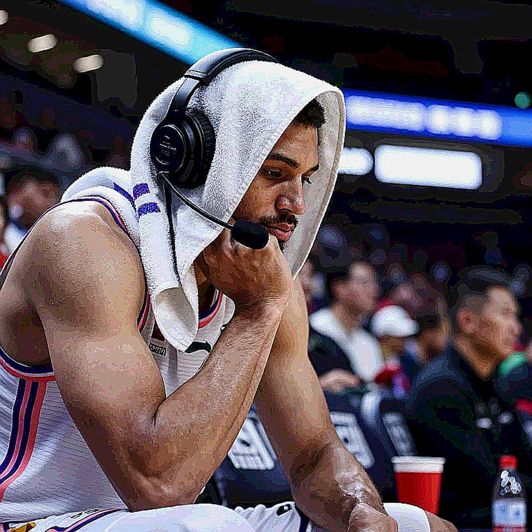 Sacramento Kings và bài toán nội tuyến: 19 trận của Sabonis, 7 feet 1 của Raynaud và một bảng tính chưa khép